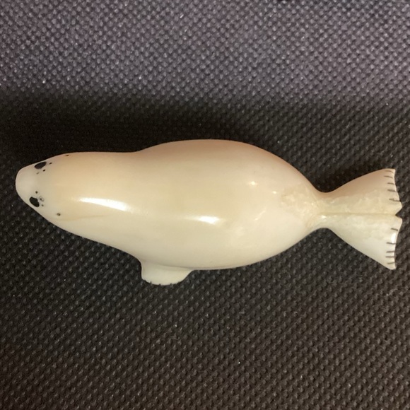 Vtg Eskimo Seal Carving 3” signed - Picture 1 of 13